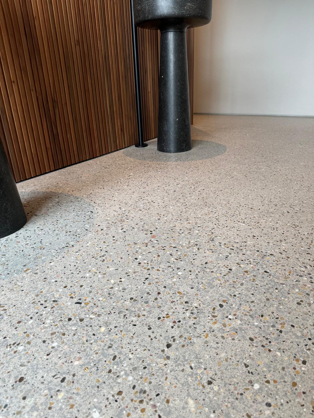 Terrazzo-Komposition mit großen mineralischen Fragmenten