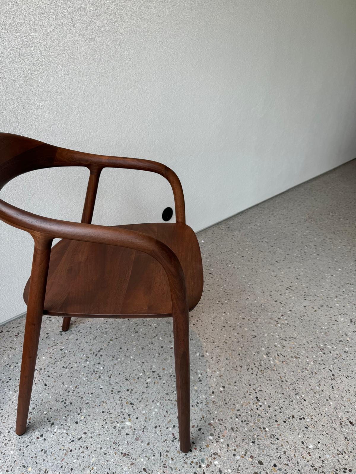Terrazzo-Fläche im Zusammenspiel mit einem hölzernen Stuhl